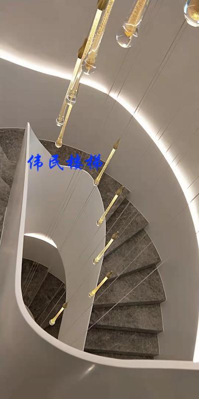 旋轉鋼架樓梯點綴桃花源 
