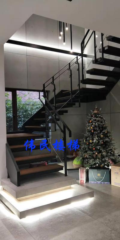 見過這么質感的旋轉鋼架樓梯嗎
