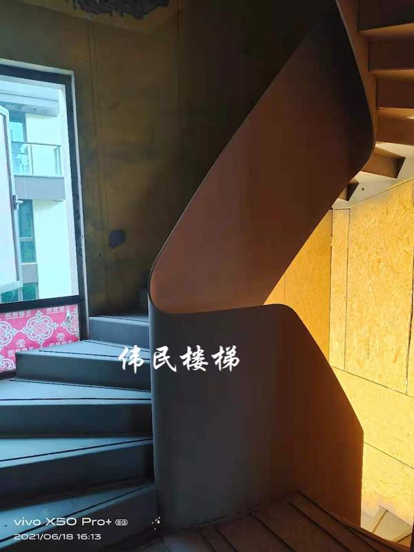 杭州新華園異形玻璃槽旋轉樓梯工 