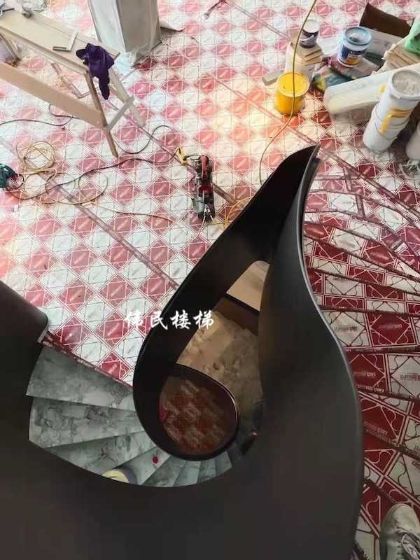 杭州鋼架樓梯中柱式和板式的哪種更好呢？